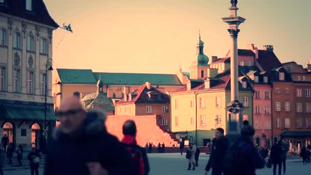 Αρχιτεκτονική της Βαρσοβίας στο ζεστό φως του ηλιοβασιλέματος. — Αρχείο Βίντεο