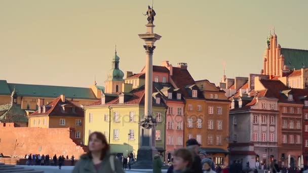 Architettura sul centro storico di Varsavia in bella luce del sole calda . — Video Stock
