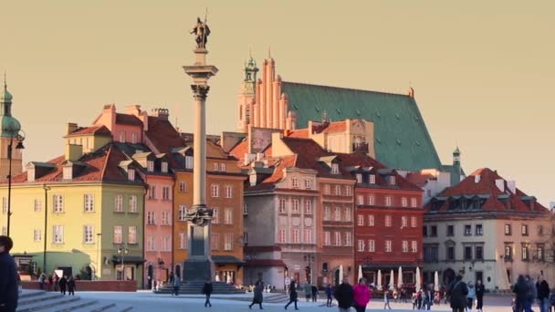 Arquitectura en el casco antiguo de Varsovia a la cálida luz del sol . — Vídeo de stock