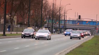 Sokaklar Varşova, Polonya. Avrupa şehirde trafik. 