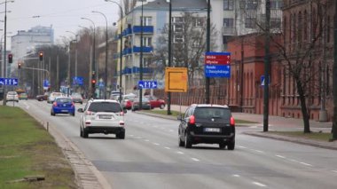 Sokaklar Varşova, Polonya. Avrupa şehirde trafik. 