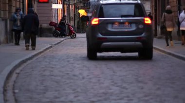 Varşova'nın tarihi kent sokaklarında insanlar.