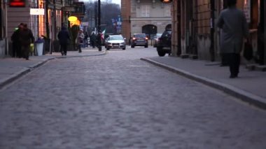 Varşova'nın tarihi kent sokaklarında insanlar.