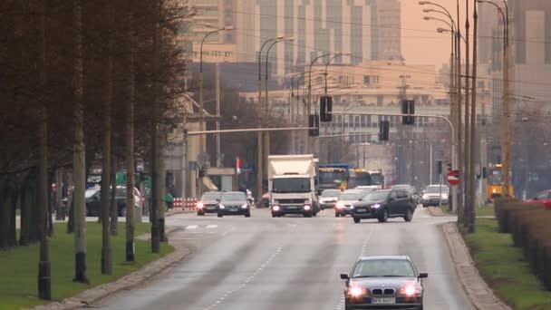 Calles de Varsovia, Polonia. Tráfico en la ciudad europea . — Vídeo de stock