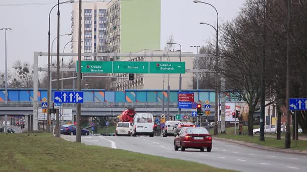 Calles de Varsovia, Polonia. Tráfico en la ciudad europea . — Vídeos de Stock