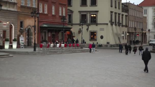 La gente per le strade del centro storico di Varsavia . — Video Stock