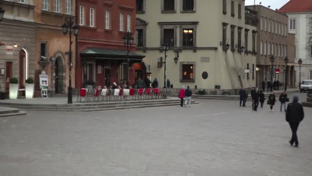 Gente en las calles del casco antiguo de Varsovia . — Vídeo de stock