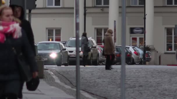 Onherkenbare mensen op straat. — Stockvideo