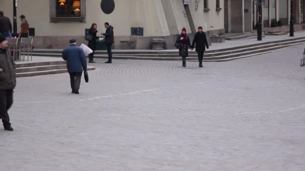 Unerkennbare Menschen auf der Straße. — Stockvideo