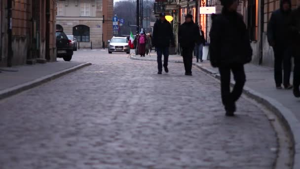 Människor på gatorna i gamla stan i Warszawa. — Stockvideo