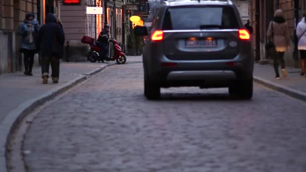 Menschen auf den Straßen der Warschauer Altstadt. — Stockvideo