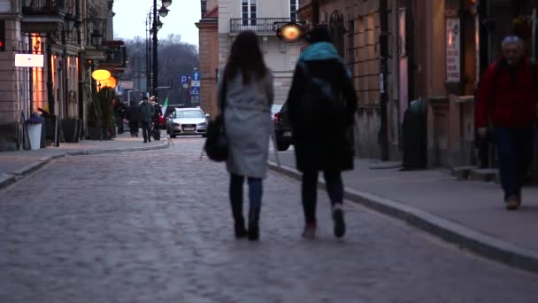 Människor på gatorna i gamla stan i Warszawa. — Stockvideo