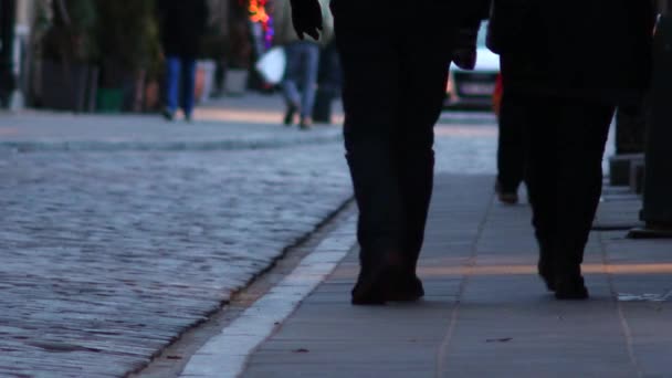 Människor på gatorna i gamla stan i Warszawa. — Stockvideo