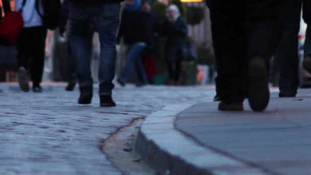 Mensen op de straten van de oude stad van Warschau. — Stockvideo