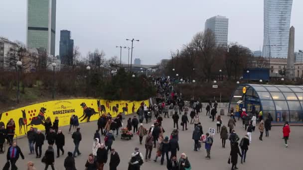 Menschen im Zentrum von Warschau. — Stockvideo