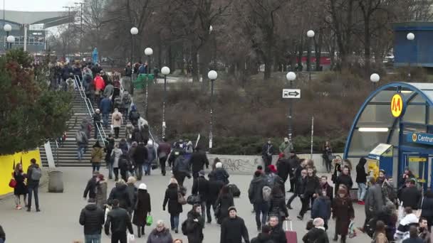 Persone nel centro di Varsavia . — Video Stock