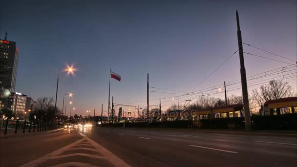 ヨーロッパの街におけるビジュアルエフェクト ワルシャワのトラフィックの時間経過の時間の経過. — ストック動画