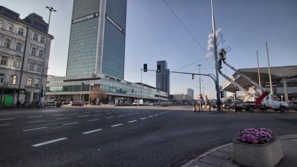 Európai street idő telik el a teljes Hd. Varsó forgalom idő telik el. — Stock videók