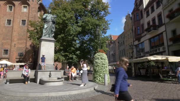 Staty av Nicholas Copernicus i Torun. — Stockvideo