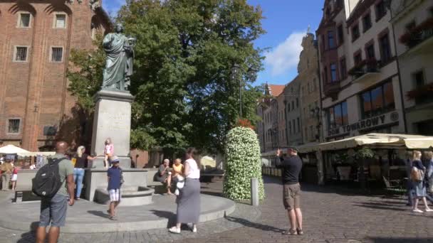 Standbeeld van Nicholas Copernicus in Torun. — Stockvideo