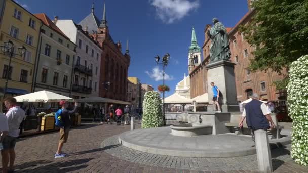 Estátua de Nicolau Copérnico em Torun . — Vídeo de Stock