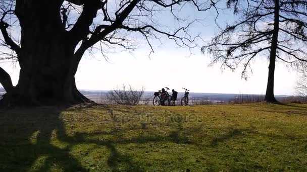 Due motociclisti che riposano nel parco . — Video Stock