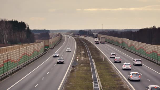 Traffico su superstrada in Europa . — Video Stock