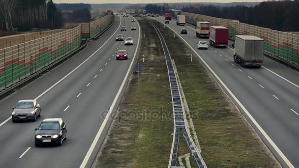 ヨーロッパのスピードウェイのトラフィック. — ストック動画