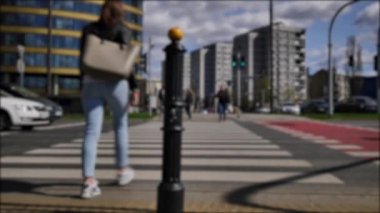 İnsanlar karşıdan karşıya geçiyor.