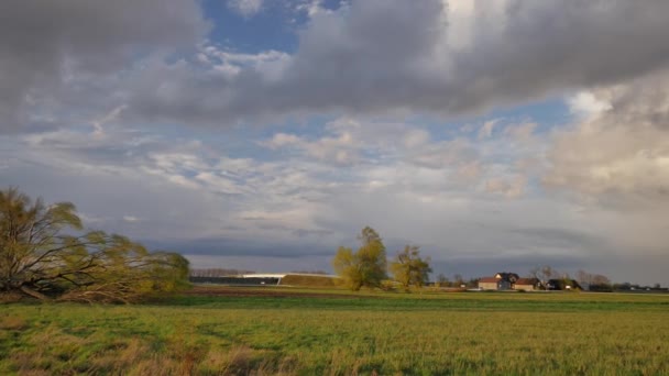 Primavera en Europa - paisaje lleno de verde y azul — Vídeo de stock