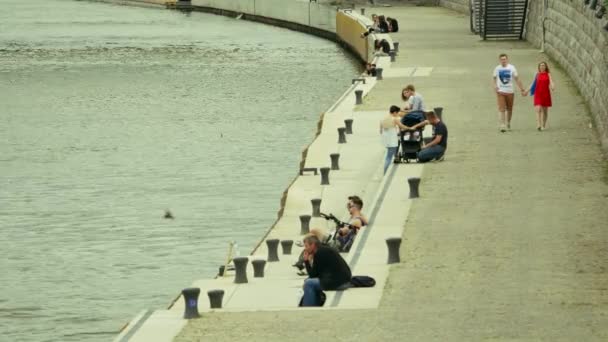 İnsanlar Promenade Vistula Nehri Bankası. Polonya / Varşova / 05262017. — Stok video