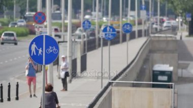 Polonya / Varşova / Tarih - 06252017. İnsanlar kaldırımda yürürken, insanlar odağı sahne dışında. Tanınmayan insanlar sokakta. İnsanlar Promenade Vistula Nehri Bankası.