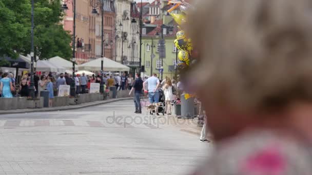 Lengyelország Varsó Időpont 06252017 Emberek Sétálni Járdán Jelenet Középpontjában Felismerhetetlen — Stock videók