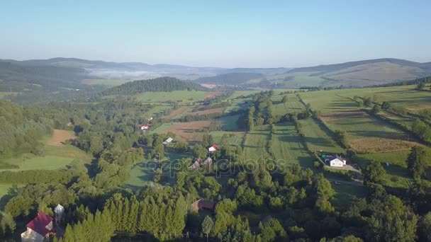 Mooie luchtfoto van groene heuvels en valleien. — Stockvideo