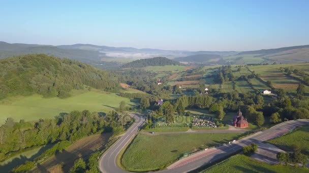  Beau plan aérien de collines et de vallées verdoyantes . 