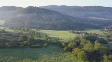 Yeşil tepeler ve vadiler güzel hava atış.