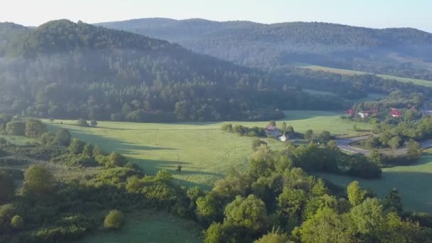 Piękne zdjęcia lotnicze z zielonych wzgórz i dolin. — Wideo stockowe