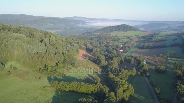 Vackra antenn skott av gröna kullar och dalar. — Stockvideo