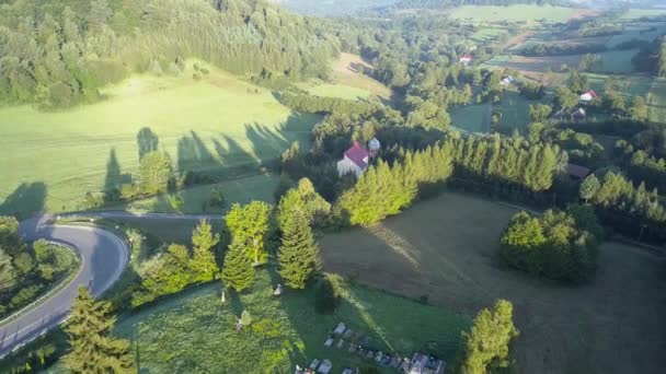 Szép légi felvétel a zöld dombok és völgyek. — Stock videók