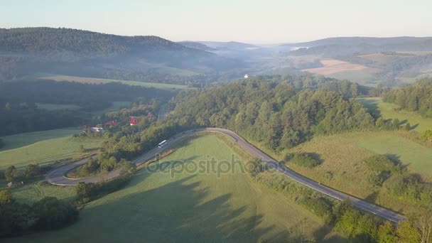 Bella ripresa aerea di verdi colline e valli . — Video Stock