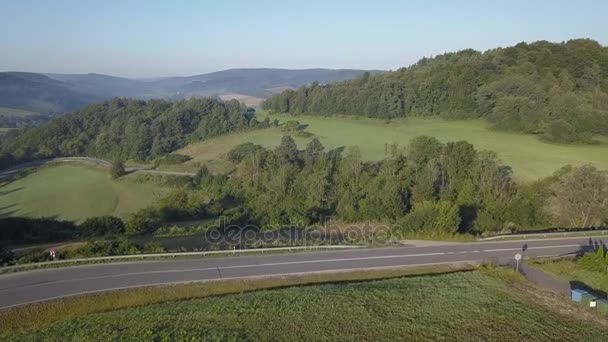 Mooie luchtfoto van groene heuvels en valleien. — Stockvideo