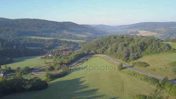 Beau plan aérien de collines et de vallées verdoyantes . — Video