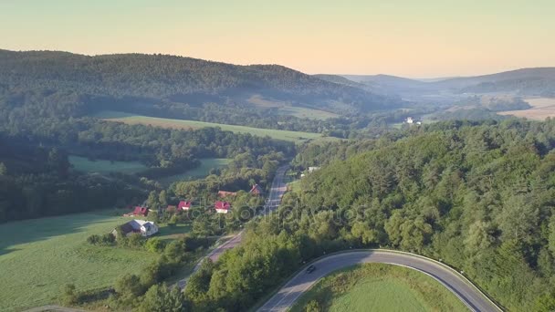 Hermosa toma aérea de verdes colinas y valles . — Vídeos de Stock