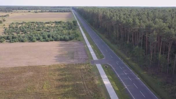 Luchtfoto van de weg in Europa. — Stockvideo