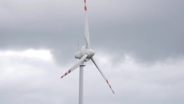 Molino de viento que produce energía pura . — Vídeo de stock