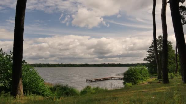 Schöner See am bewölkten Tag. — Stockvideo