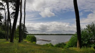 Bulutlu gün güzel göl.