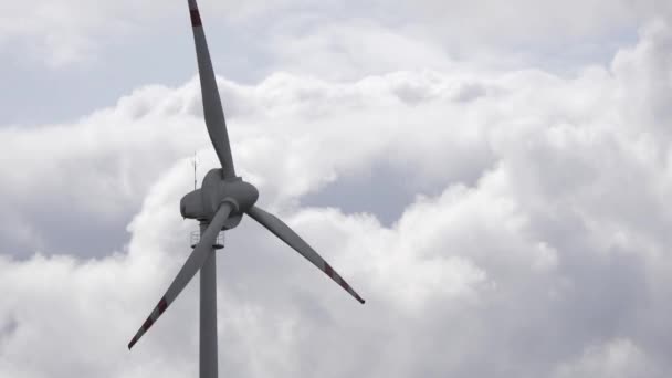 Molino de viento que produce energía pura . — Vídeos de Stock