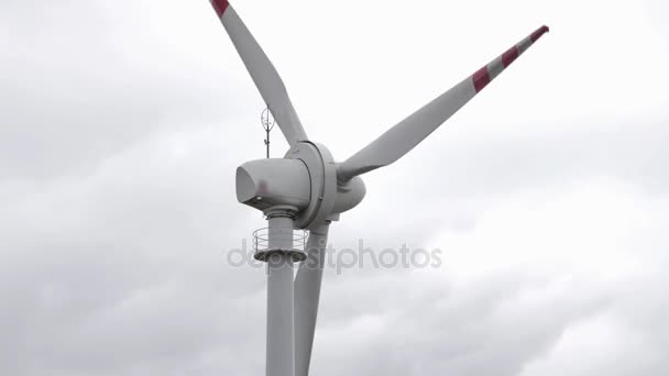 Molino de viento que produce energía pura . — Vídeos de Stock