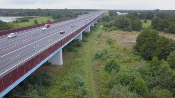 폴란드에서 고속도로의 공중 탄 — 비디오